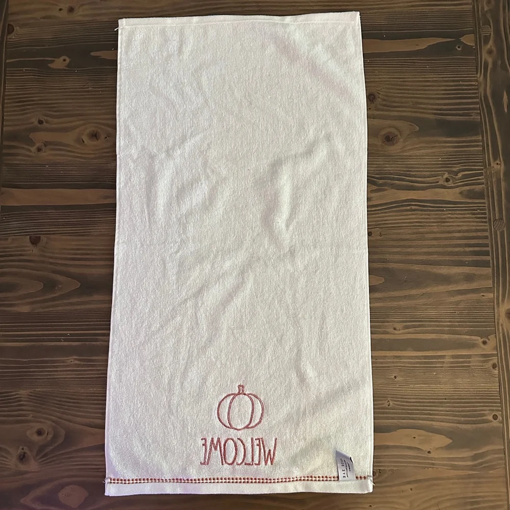 Rae Dunn White Orange Pumpkin Welcome Hand Towel 29.5x16 Pre-Owned seaonsal fall